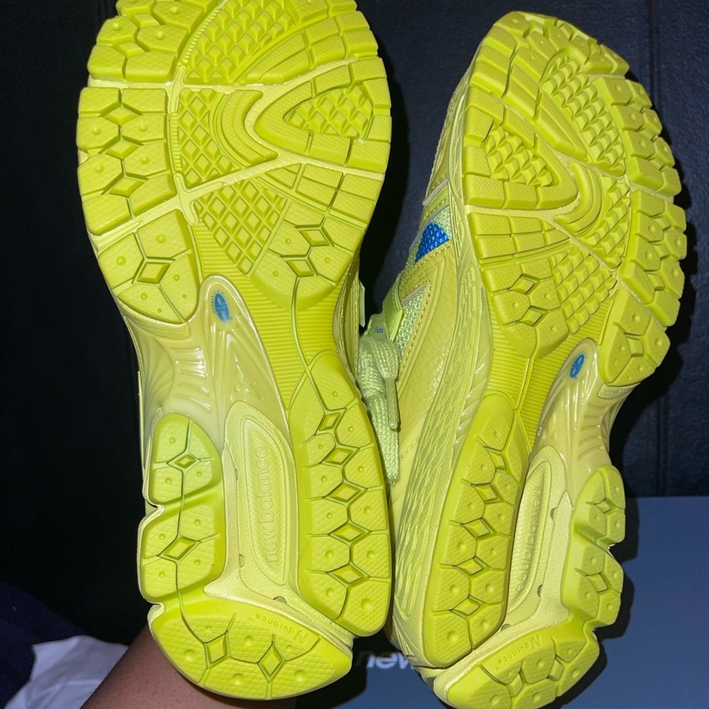 New balance 1906R Women Neon Yellow & Blue Polka Dots Size 7 W - 5 1/2 M New - Picture 10 of 15